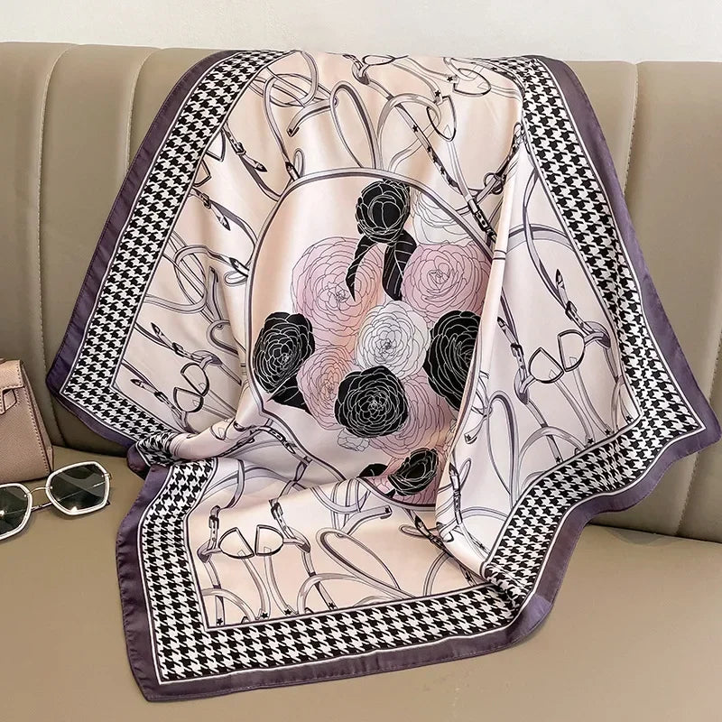 Lenco Versatile Grace com ilustracoes de rostos em preto sobre fundo bege e moldura roxa xadrez