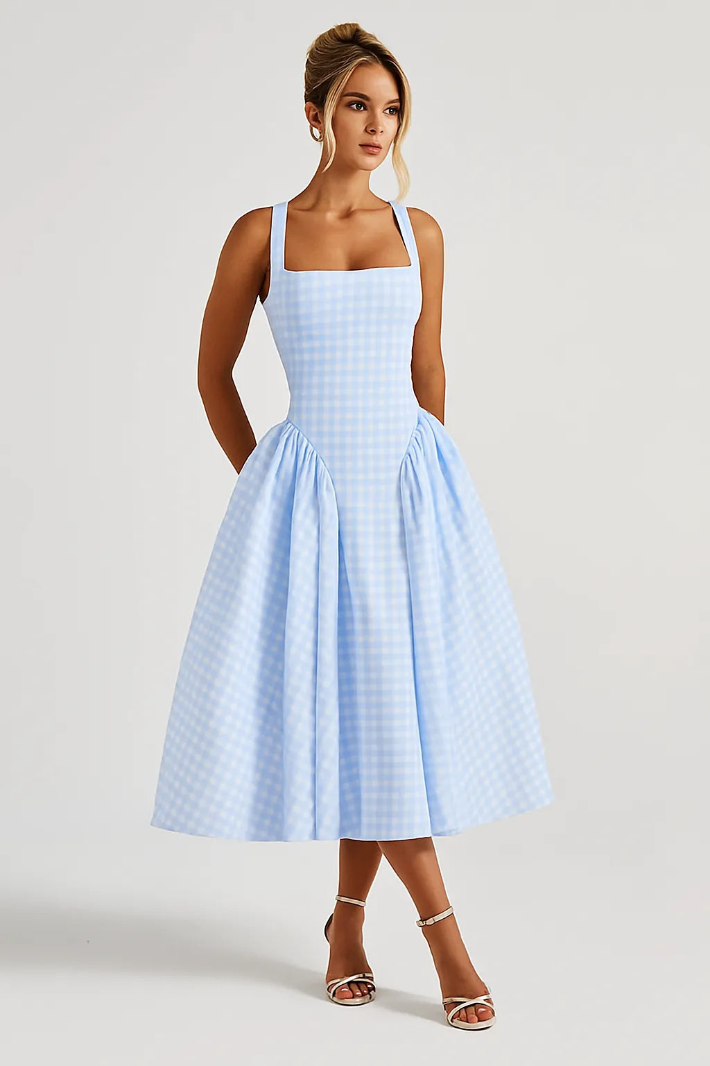 Vestido Amélie visto de perfil com saia godê midi fluida e cintura marcada