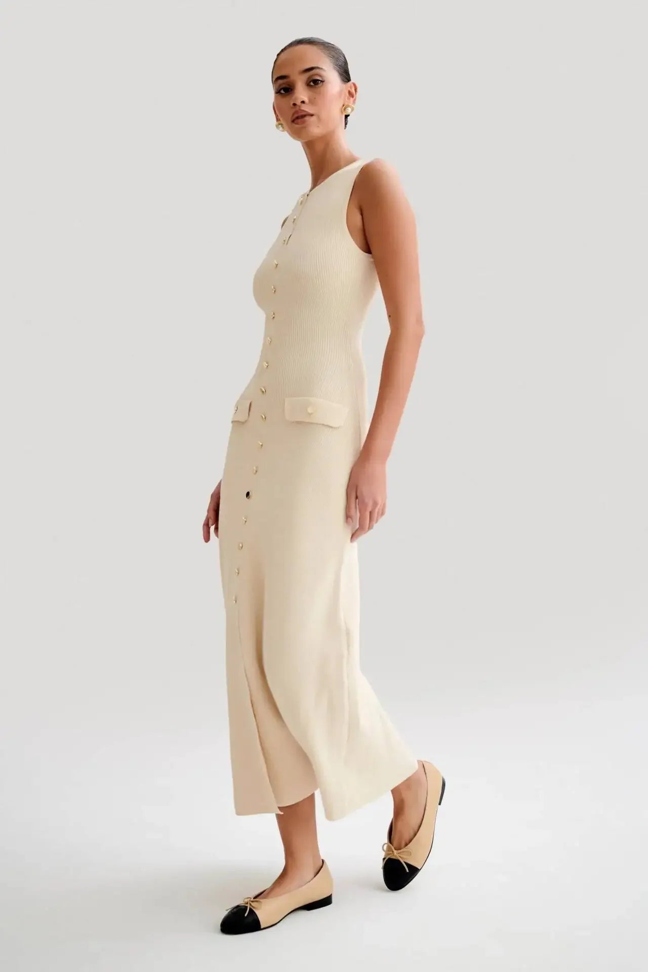Lateral do Vestido Eloise bege, destacando modelagem ajustada ao corpo e caimento midi elegante.