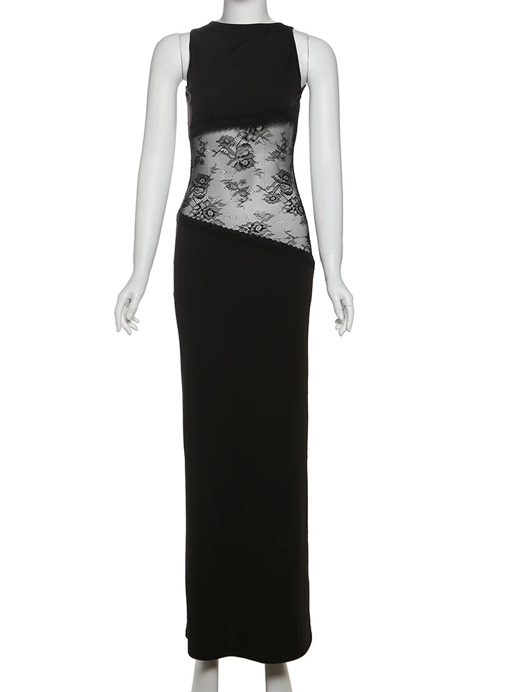 Vestido Obsession preto com detalhe lateral em renda transparente exibido em manequim branco.