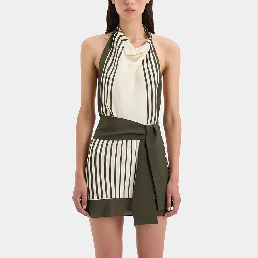 Modelo em fundo branco usando o Vestido Rubi, com amarração lateral e listras verticais elegantes