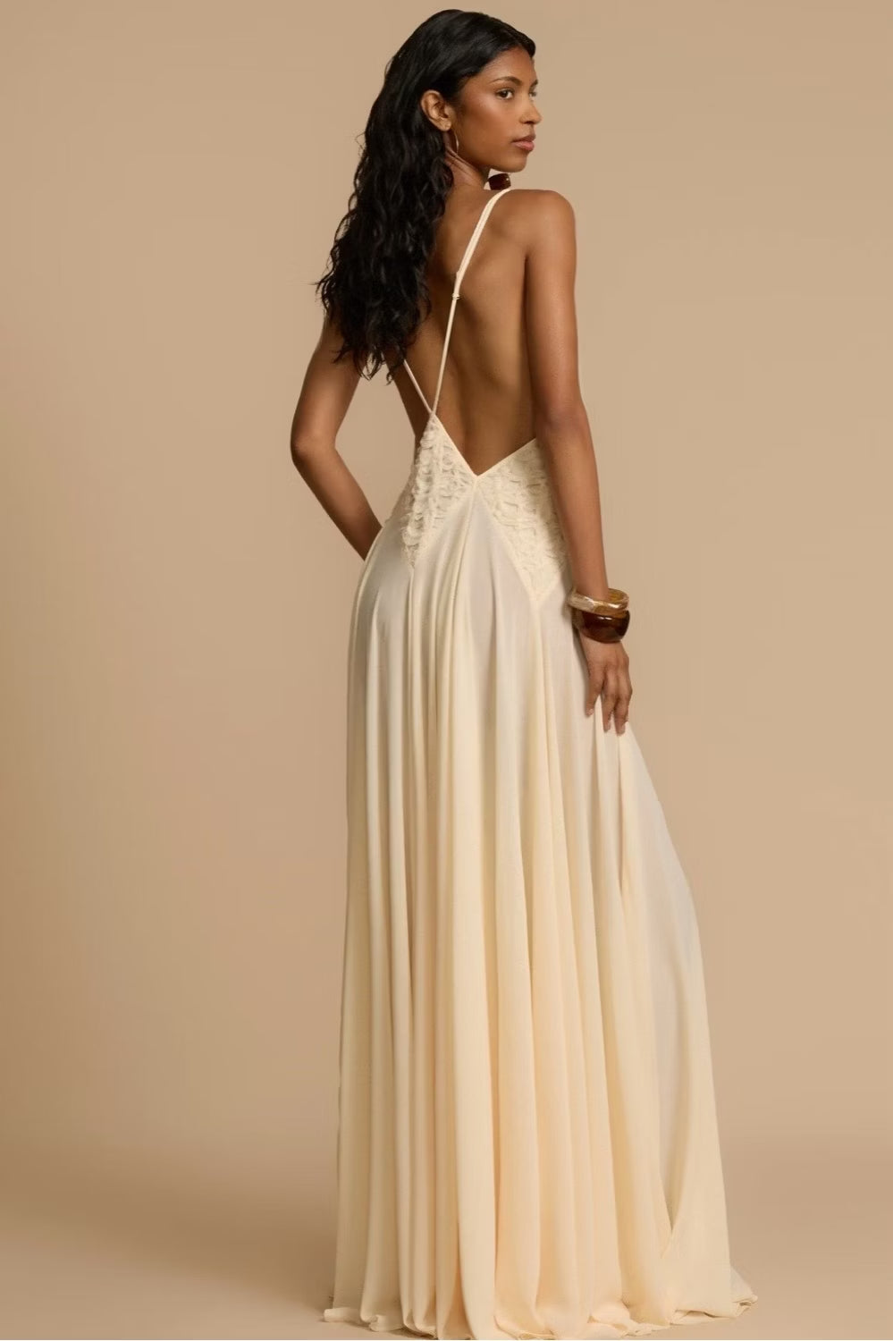 Vestido Greta Longo Decote Profundo e Costas Abertas