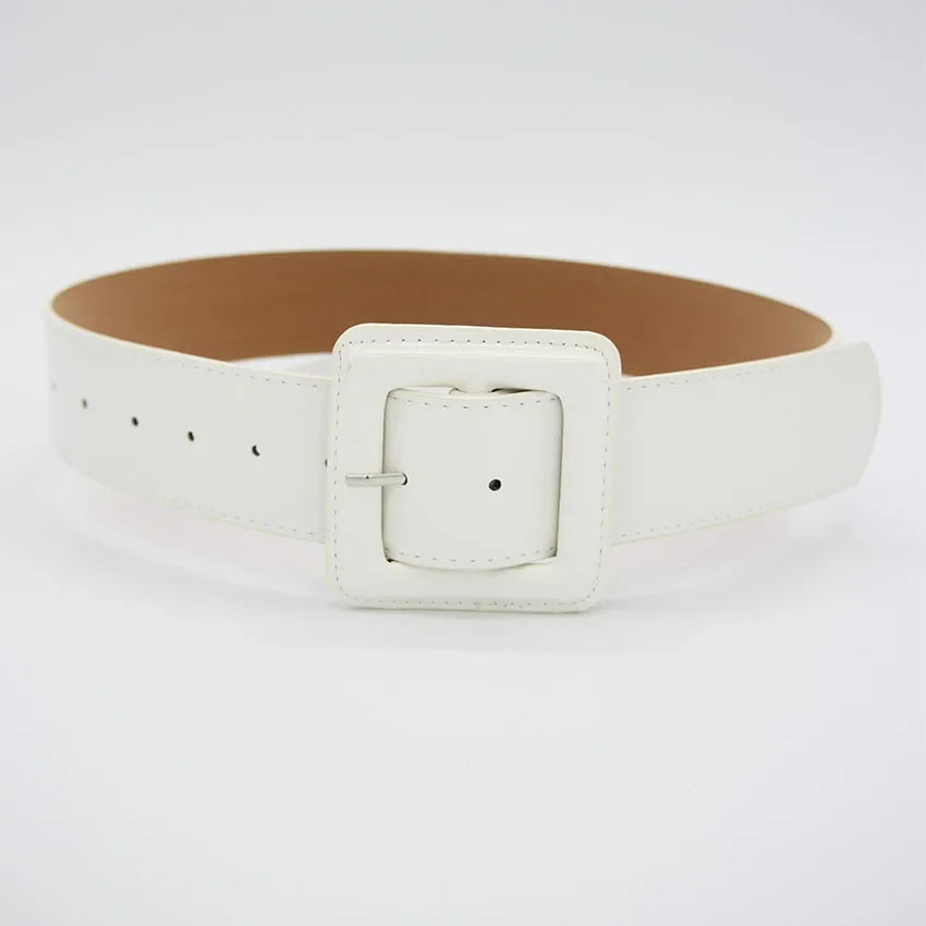 Cinto branco largo com fivela quadrada, versátil para compor looks casuais ou formais