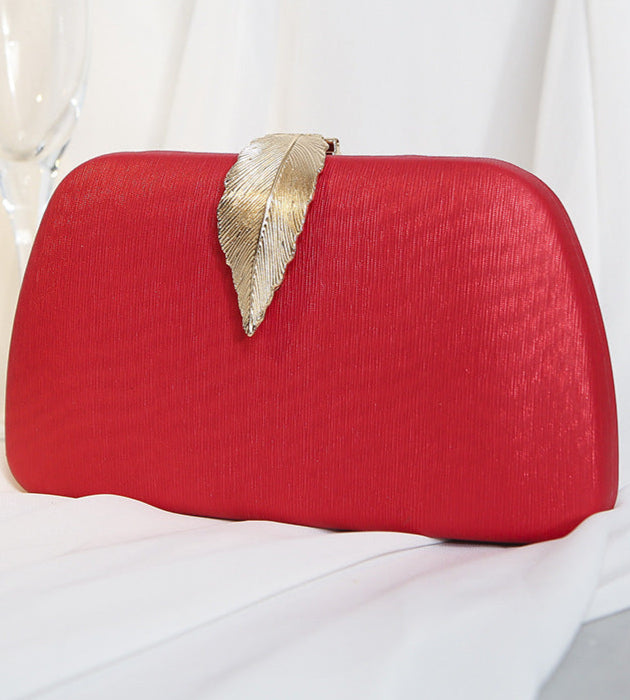 Clutch vermelha sofisticada com detalhe dourado, ideal para destacar looks de festa e ocasiões especiais.