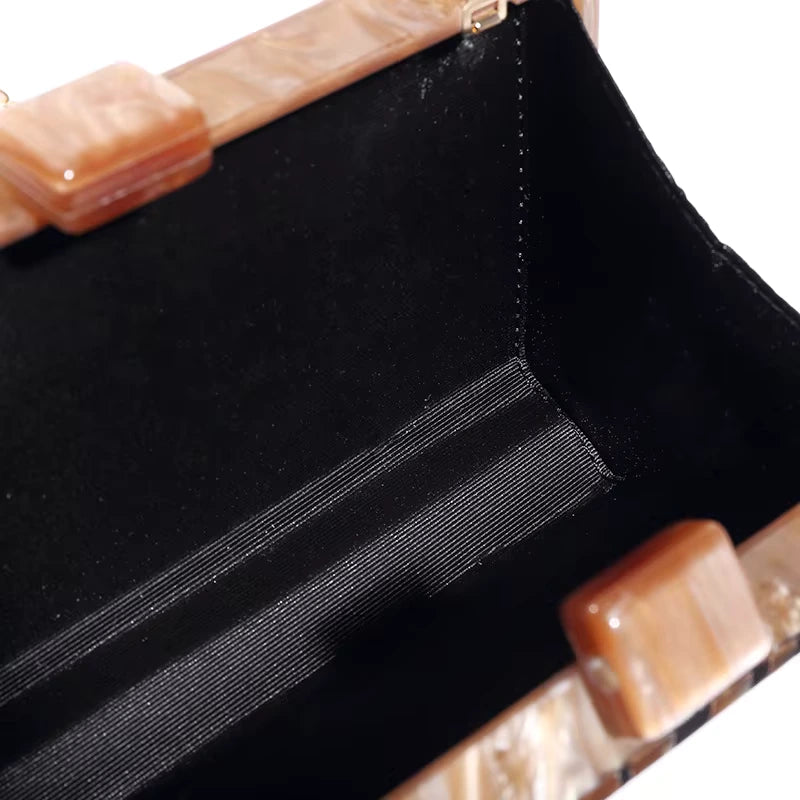 Interior da Clutch Geométrica com acabamento em tecido preto e fecho estruturado