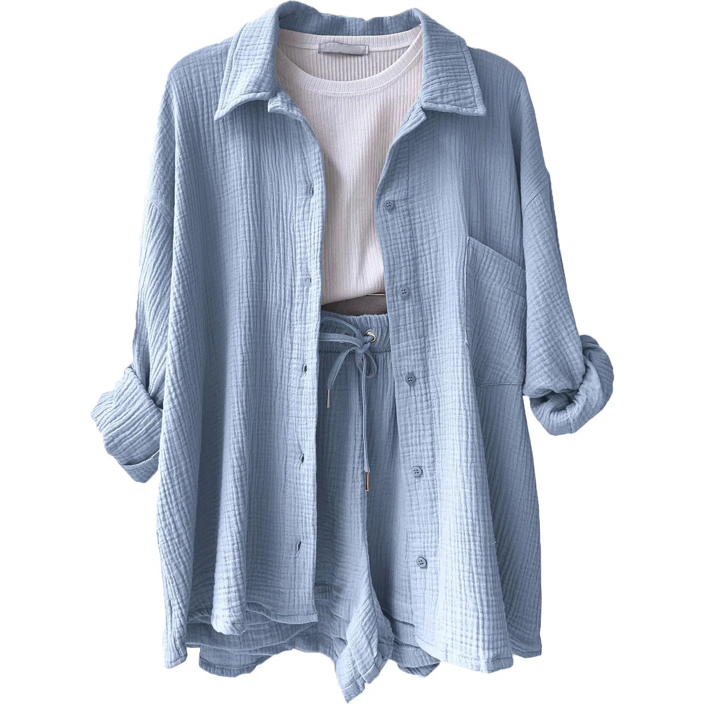 Conjunto azul bebê com visual clean e romântico, composto por camisa oversized e shorts.