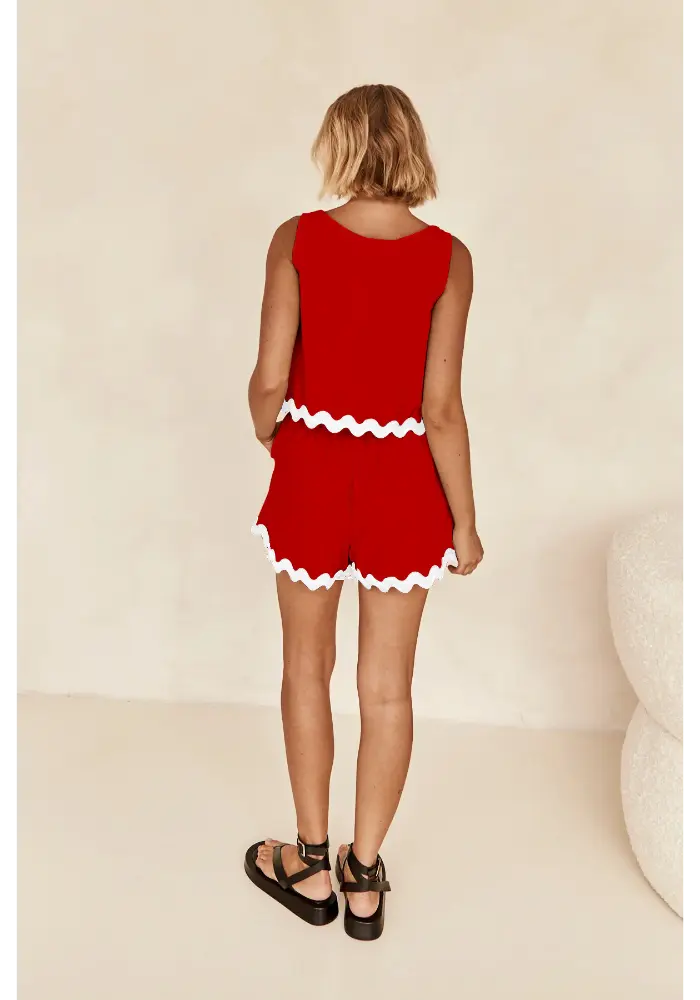 Conjunto Luana vermelho visto de costas com acabamento ondulado branco e short soltinho