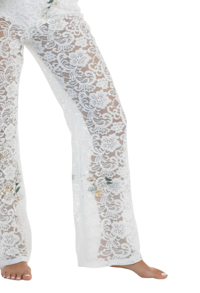 Close da barra da calça pantalona de renda bordada do Conjunto Oceano Dress Eleven, mostrando o bordado floral e transparência sofisticada.