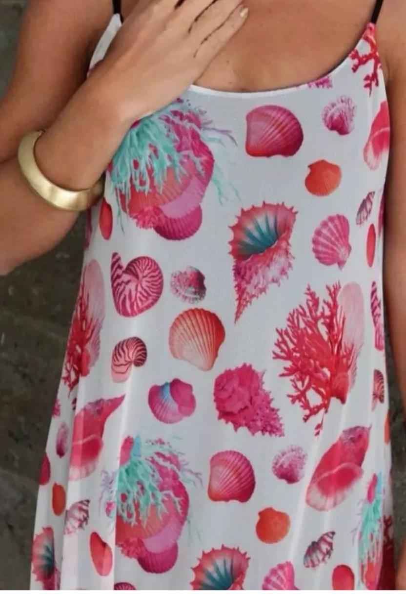 Close-up da estampa de conchas e corais do vestido Corália Dress Eleven, mostrando a definição das cores e a qualidade do tecido.