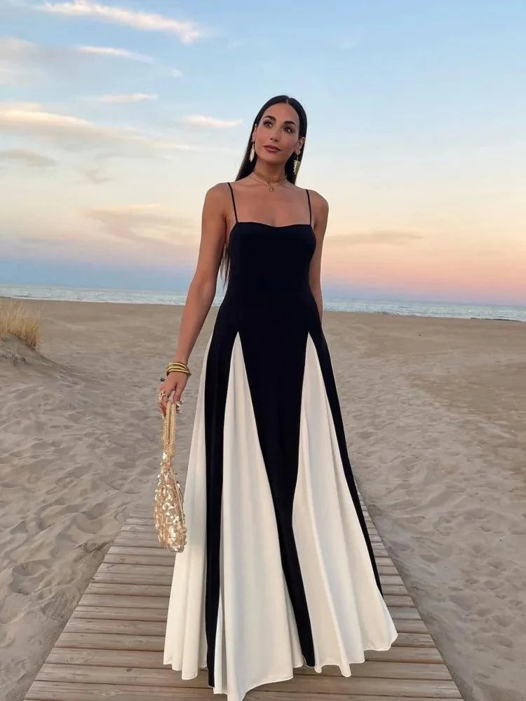 Vestido Adele preto e branco longo, com alças finas e silhueta elegante, ideal para eventos de verão ao ar livre.