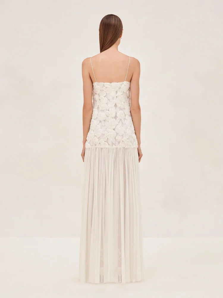 Vestido Dália longo visto de costas, com fechamento em zíper invisível e acabamento sofisticado.