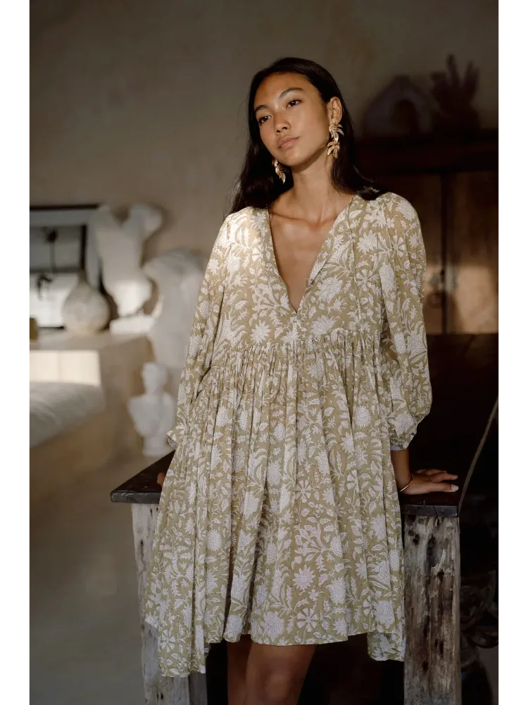 Vestido Duna em ambiente iluminado, realçando a textura e fluidez do tecido
