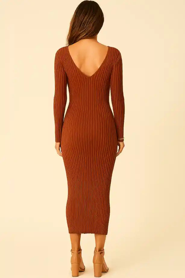 Vestido Eva canelado terracota com decote em V nas costas e caimento justo ao corpo