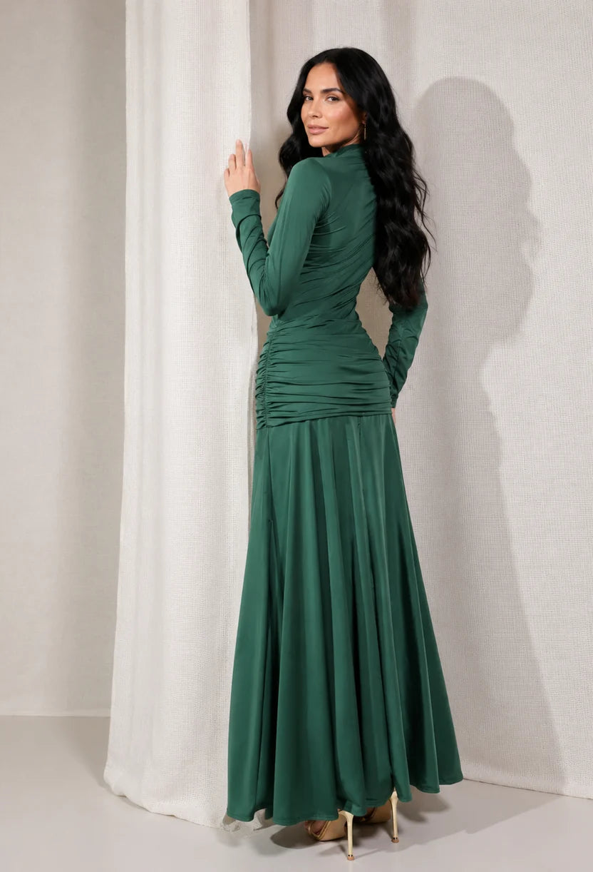 Modelo vestindo o vestido longo Agata Dress Eleven, look completo Old Money.