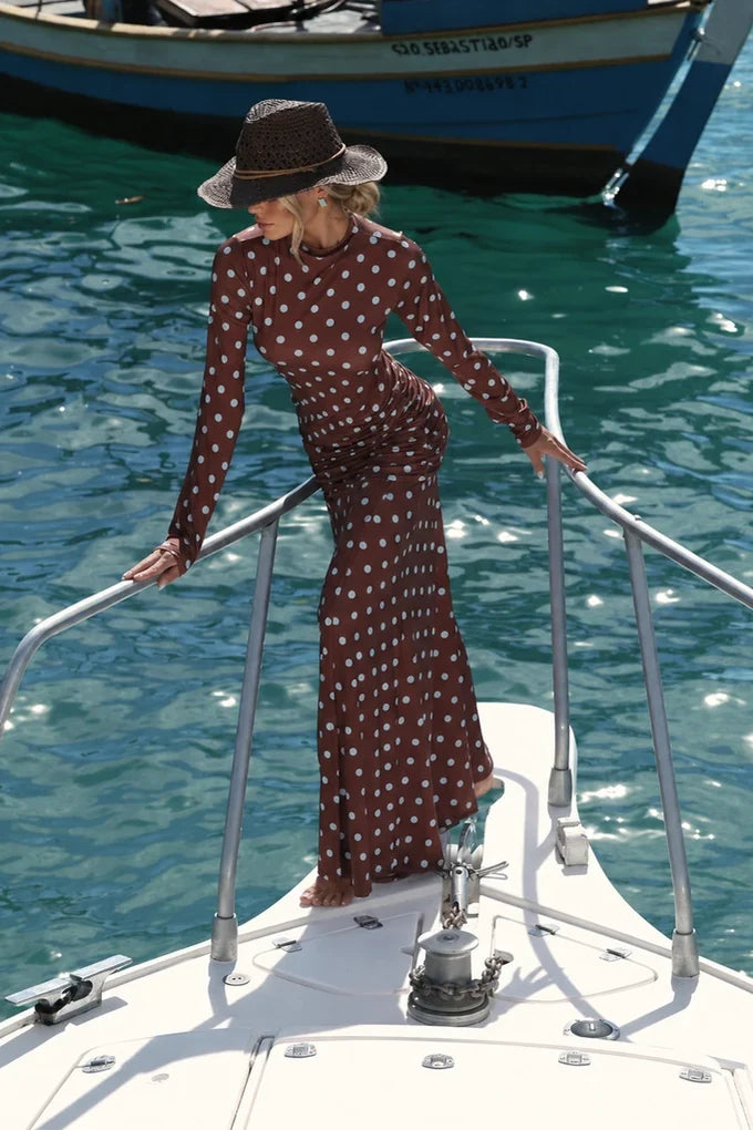 Vestido longo Ágata poá marrom visto de costas, com o caimento da saia em movimento — Dress Eleven