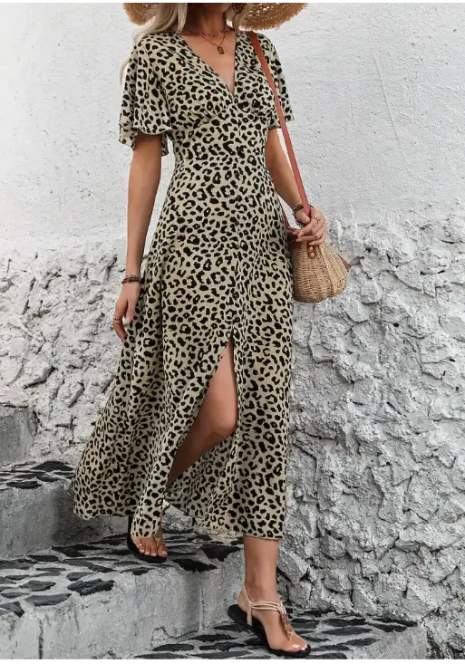 Vestido longo com estampa de oncinha, fenda frontal e bolsa de palha, look de verão elegante