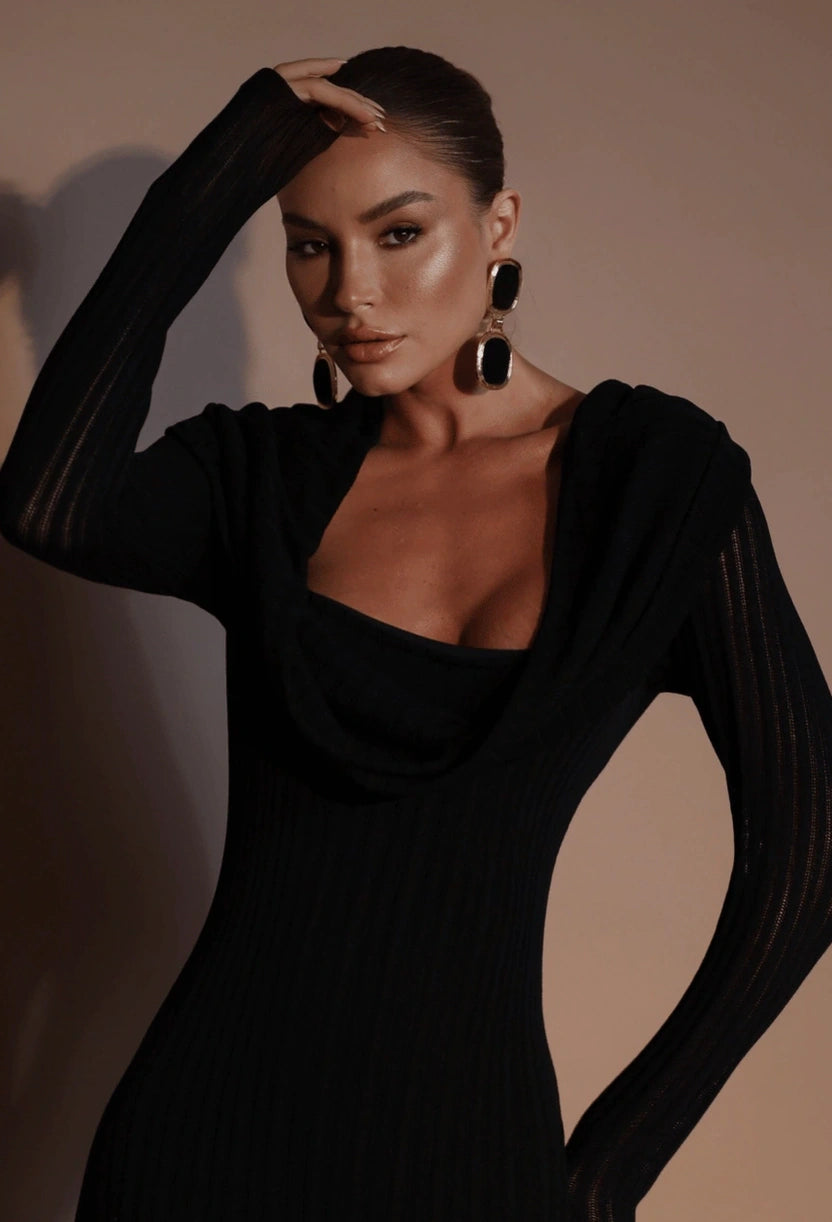 Vestido longo Bella Dress Eleven preto, corpo inteiro com manga longa em crochet.