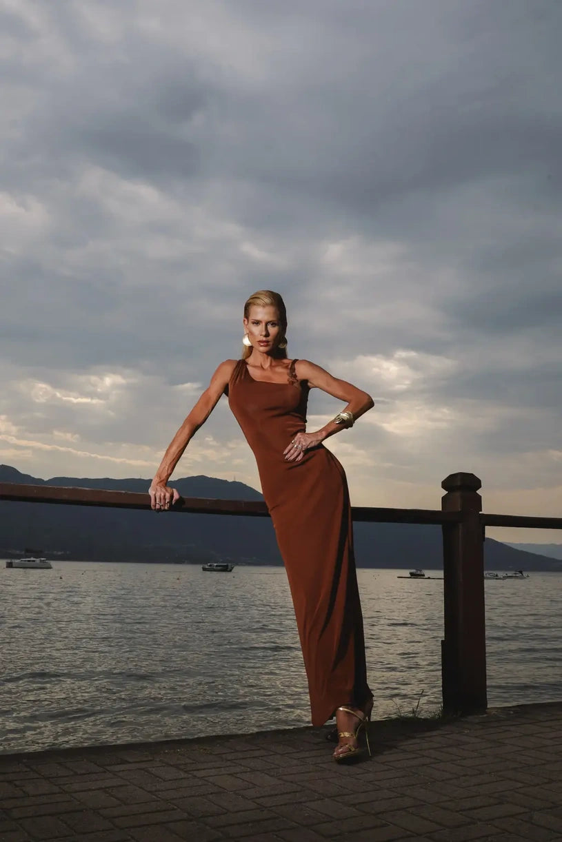 Vestido longo Elara caramelo da Dress Eleven para casamento à noite e formatura.