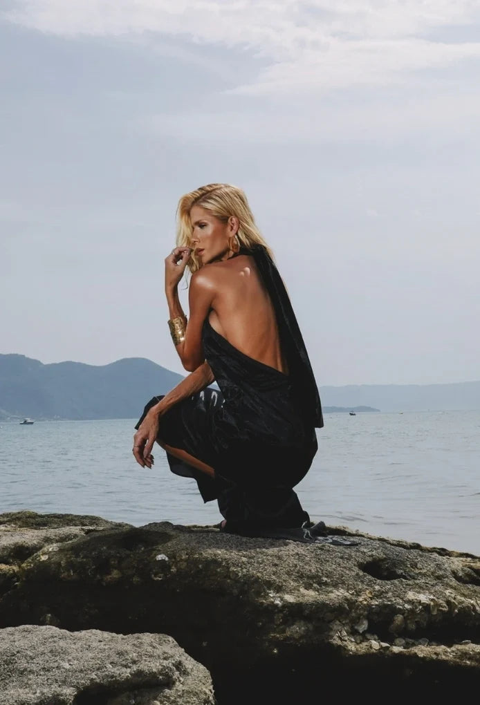 Detalhe das costas abertas do vestido longo Kelly preto acetinado — Dress Eleven