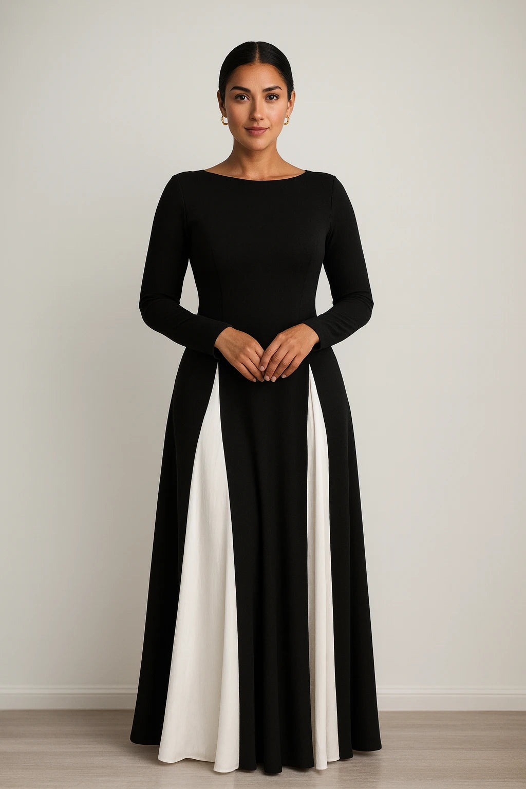 Mulher elegante usando o Vestido Selene longo bicolor preto e branco, ideal para eventos formais no outono e inverno.