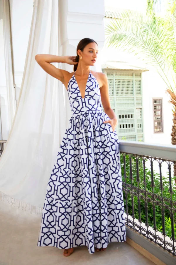 Vestido estampado geométrico longo com decote halter e saia em camadas, combinação perfeita de elegância e conforto.