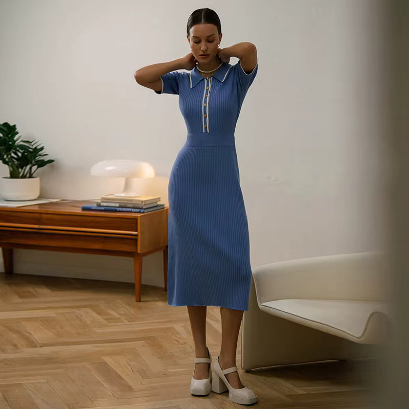 Vestido Victoria longo em tricot canelado com gola polo, botões dourados e modelagem ajustada elegante