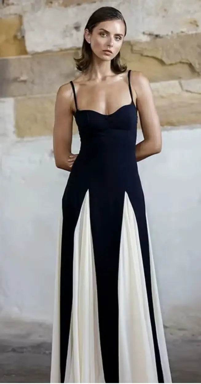Vestido Adele bicolor preto e branco Dress Eleven com alças finas e modelagem A-line elegante.