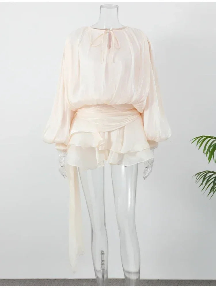 Vestido Celestine bege curto feminino com blusa soltinha manga longa em manequim