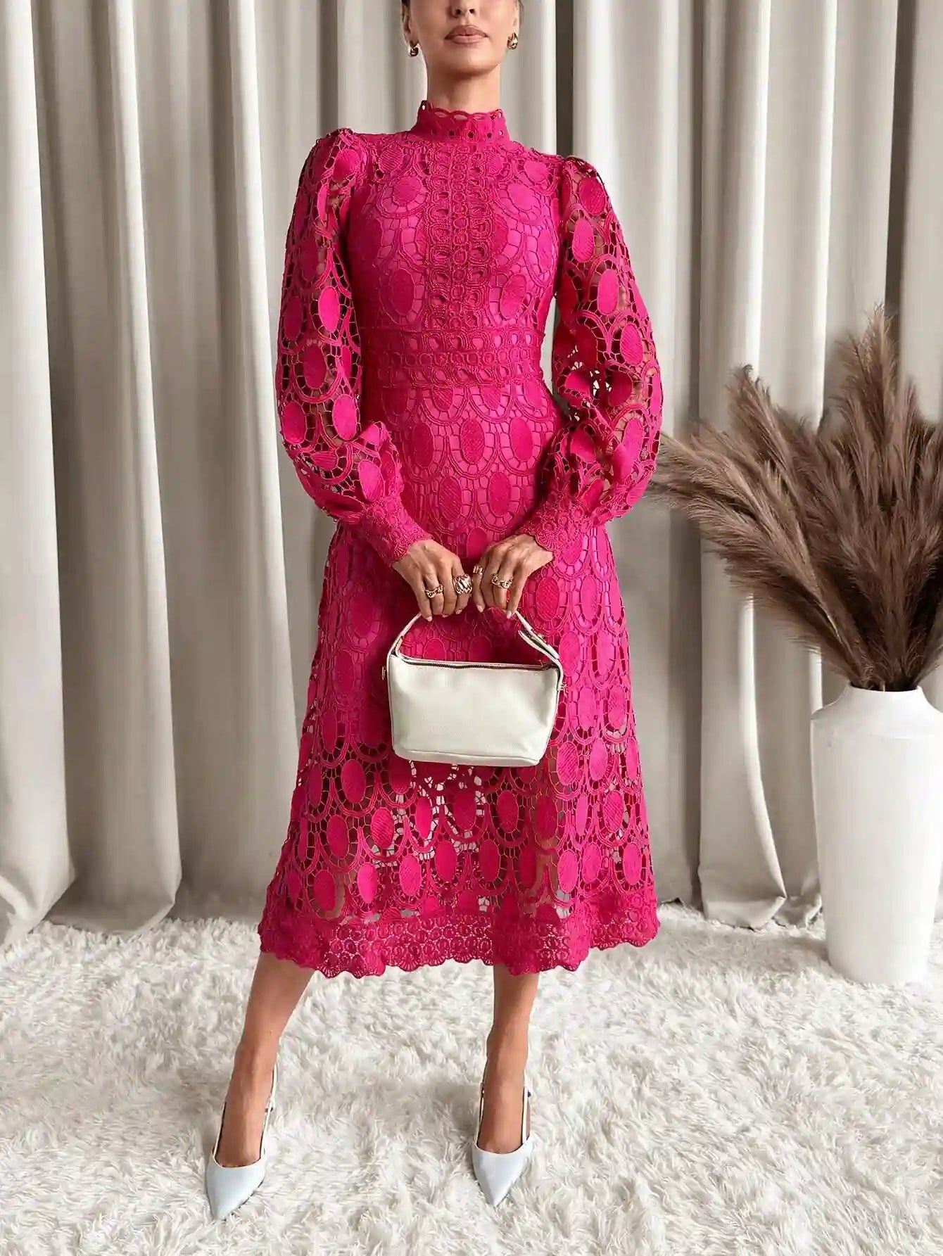 Vestido Cherry midi pink de renda com mangas longas bufantes e gola alta, estilo sofisticado para eventos.