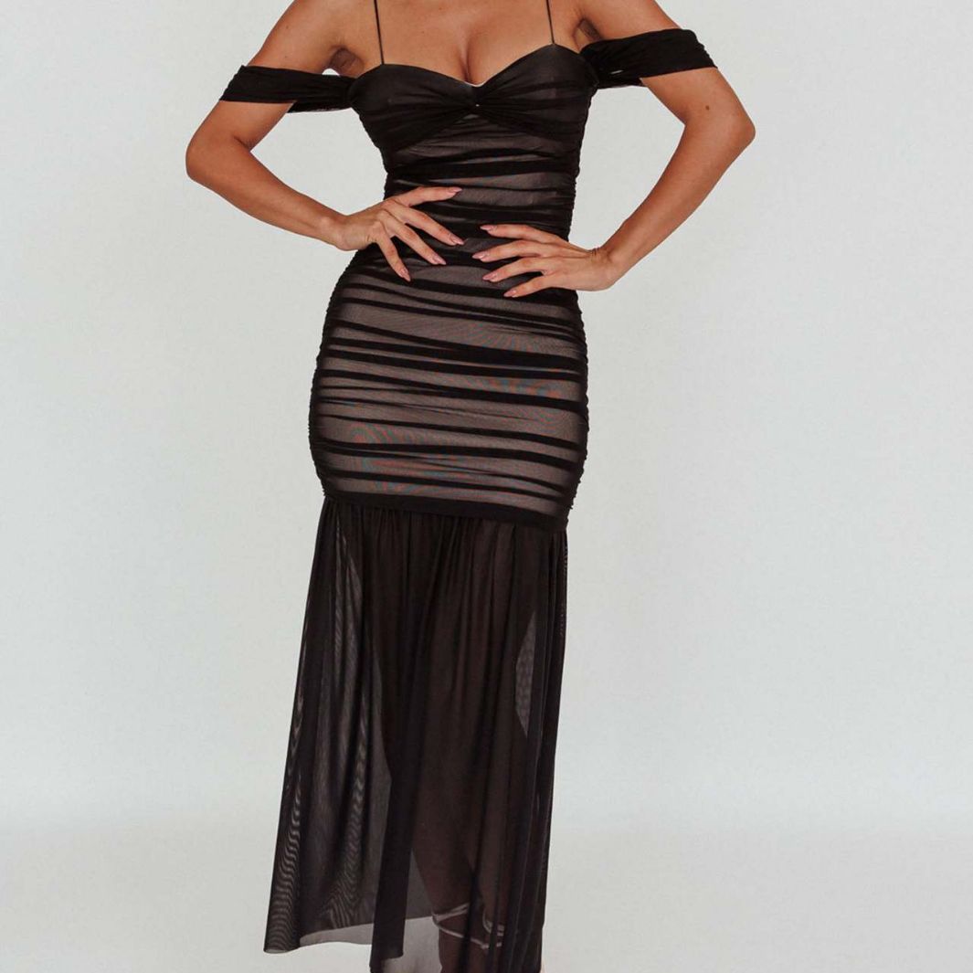 Vestido Clara modelagem ajustada que valoriza a silhueta com transparência elegante em malha plissada.