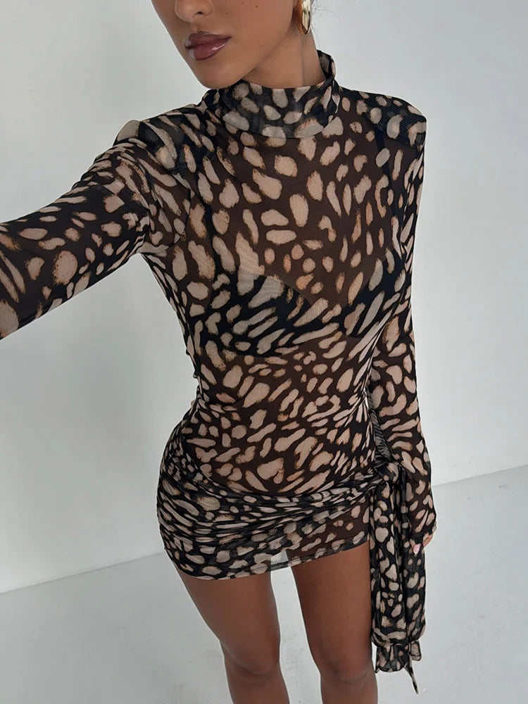 Vestido curto sexy com estampa animal, mangas longas e detalhe na barra, modelo destacando look