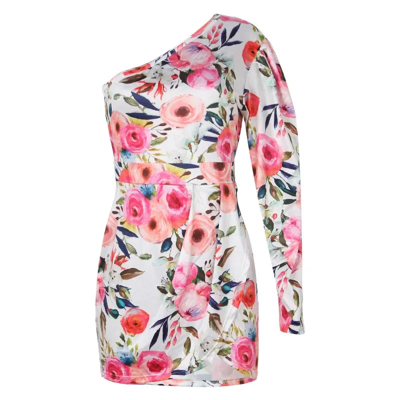 Vestido curto floral de um ombro só com manga longa ajustada, design moderno para looks elegantes e femininos.