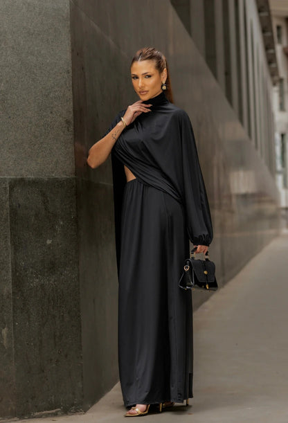 Conjunto Zaya preto da Dress Eleven, blusa um ombro e saia com fenda, vista frontal.