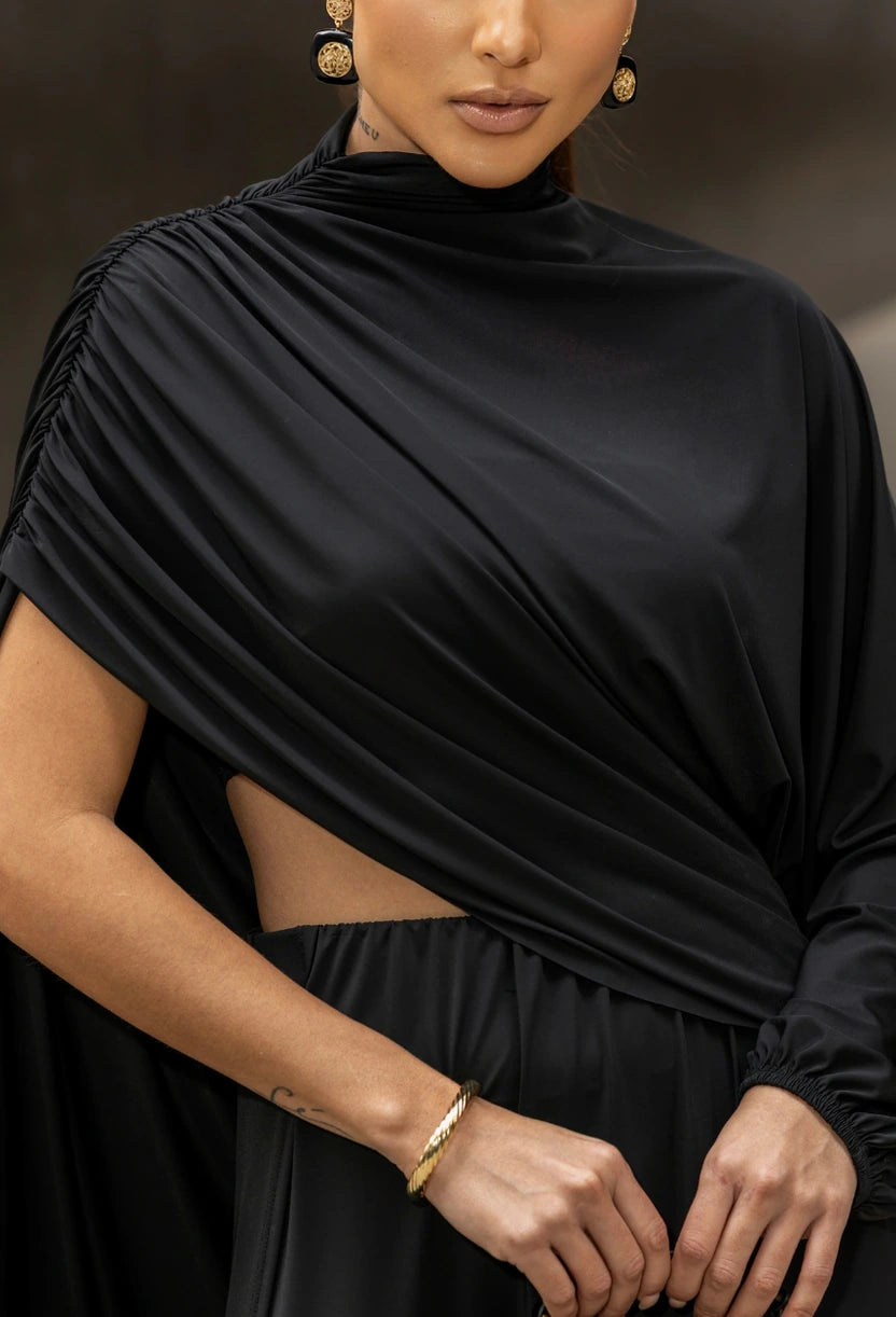 Detalhe da blusa um ombro com mangas volumosas do conjunto Zaya preto, Dress Eleven.