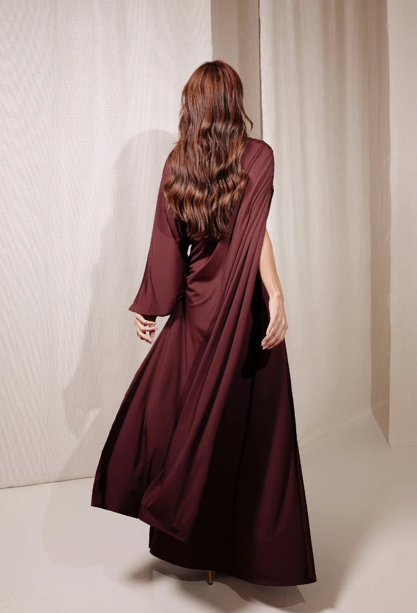 Conjunto Zaya marrom chocolate Dress Eleven, vista lateral com a fenda da saia evasê.