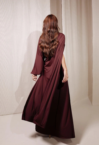 Conjunto Zaya marrom chocolate Dress Eleven, vista lateral com a fenda da saia evasê.