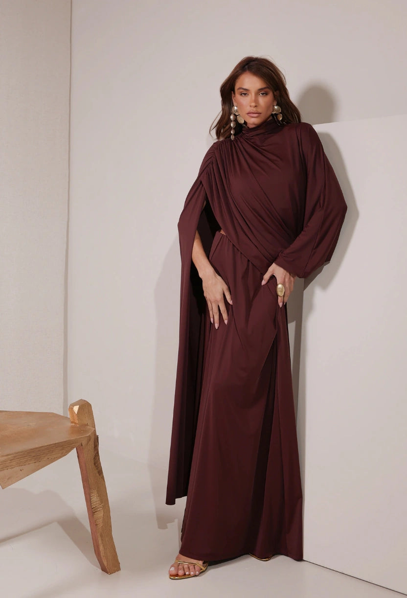 Conjunto Zaya marrom chocolate da Dress Eleven, look completo de duas peças, corpo inteiro.