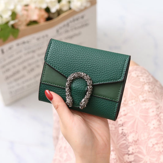  Carteira feminina compacta na cor verde esmeralda com fecho metálico sofisticado. Ideal para quem busca elegância com funcionalidade.