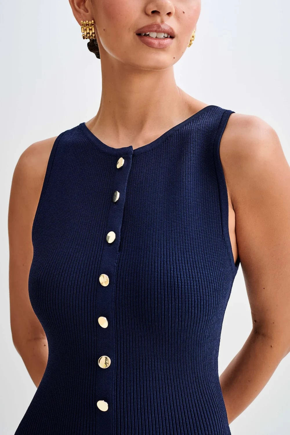 Detalhe da parte superior do Vestido Eloise azul marinho, com botões dourados e gola canoa em malha canelada.