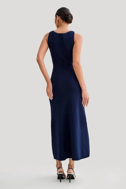 Parte traseira do Vestido Eloise azul marinho, com caimento reto e textura em malha canelada.