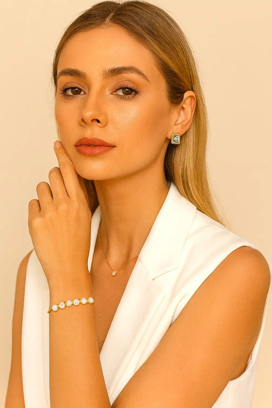 Mulher elegante usando a Pulseira Luxor com colete branco, destacando o brilho dos cristais em um visual refinado