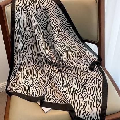 Lenco Versatile Grace com estampa animal print em preto e bege, com moldura preta e acabamento sofisticado