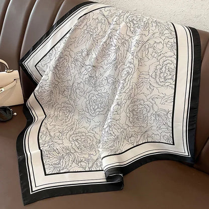 Lenco Versatile Grace acetinado com estampa arabesco em prata sobre fundo claro, moldura preta sofisticada