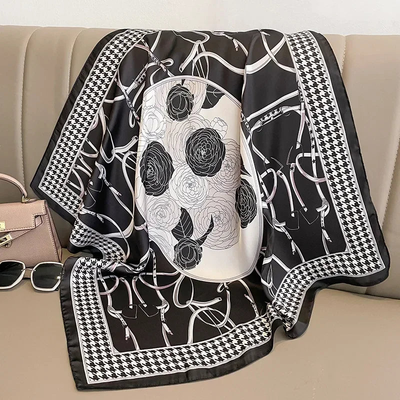 Lenco Versatile Grace com ilustracoes de rostos femininos em preto e branco, com moldura xadrez moderna