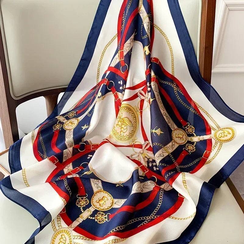 Lenco Versatile Grace com fundo branco e detalhes em azul marinho e vermelho, estampa de medalhas e moldura luxuosa