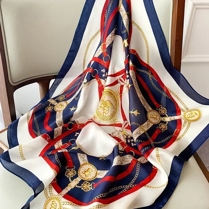 Lenco Versatile Grace com fundo branco e detalhes em azul marinho e vermelho, estampa de medalhas e moldura luxuosa
