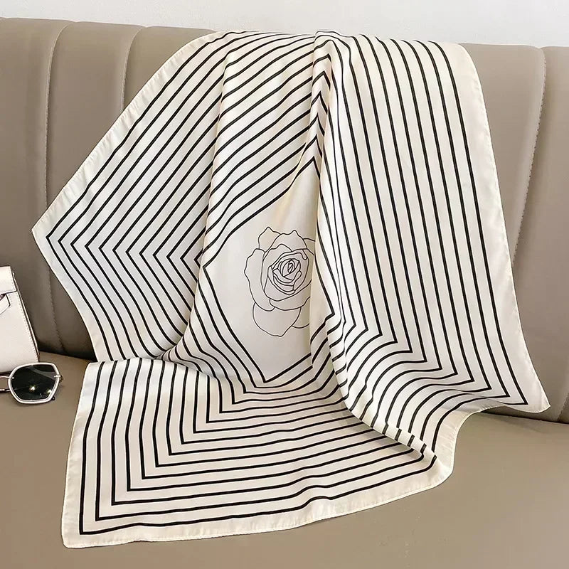 Lenco Versatile Grace branco acetinado com padronagem de listras diagonais pretas e flor minimalista nas pontas