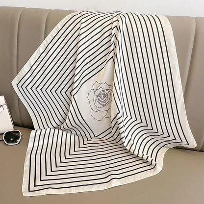 Lenco Versatile Grace branco acetinado com padronagem de listras diagonais pretas e flor minimalista nas pontas
