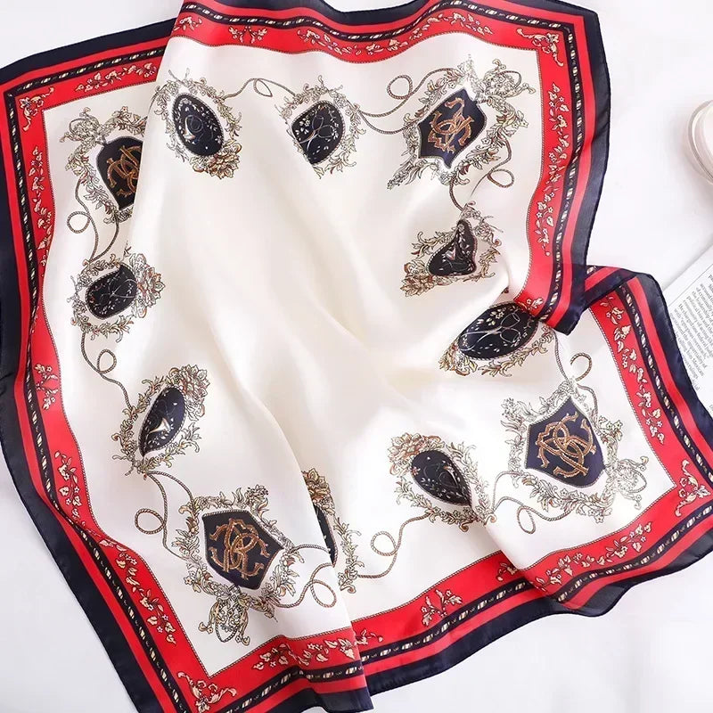 Lenco Versatile Grace branco com estampa de medalhoes em azul e dourado e moldura vermelha marcante