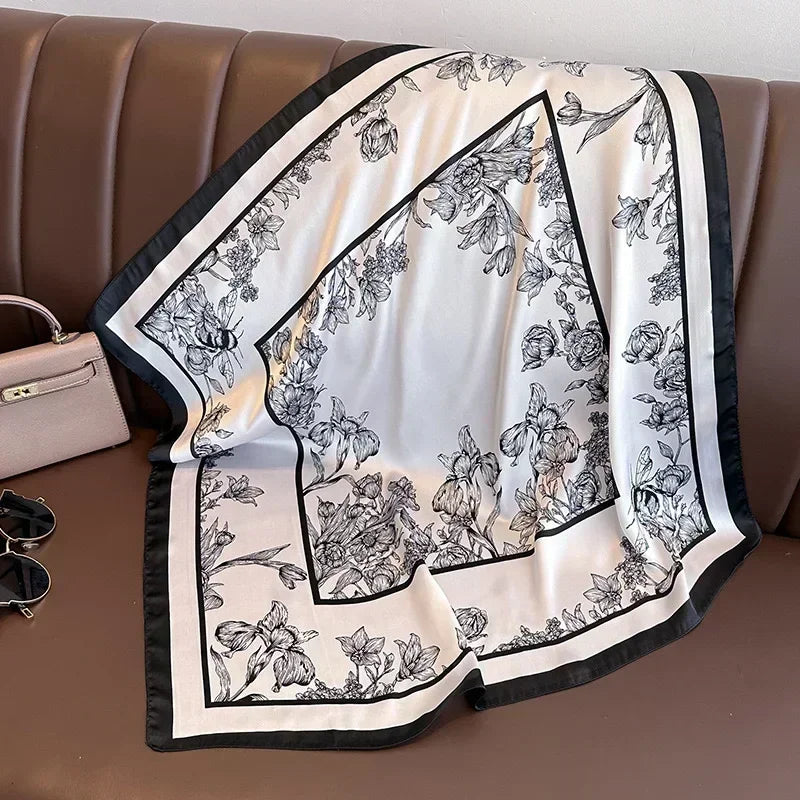 Lenco Versatile Grace com estampa toile de jouy em azul e preto sobre fundo branco, acabamento elegante